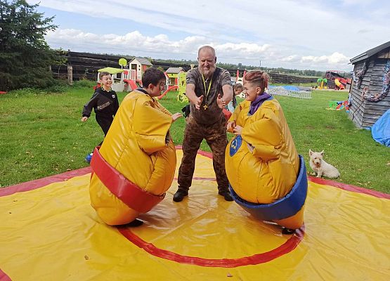 Adam i Bartek w strojach sumo zawody