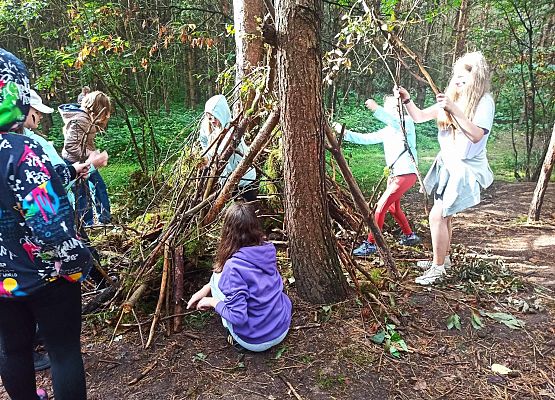 dziewczynki budują szałas