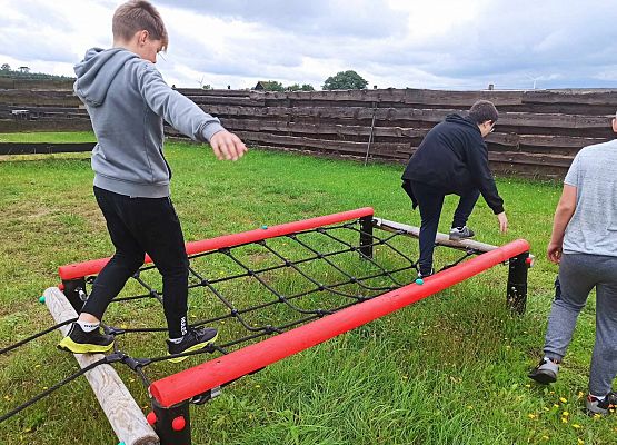 Chłopcy na torze przeszkód