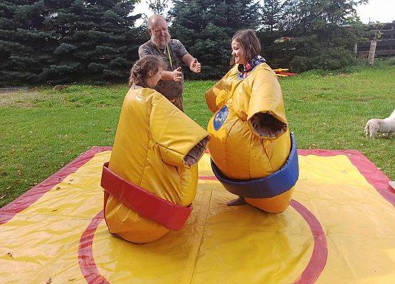 Ania i Emilka w przebraniach sumo