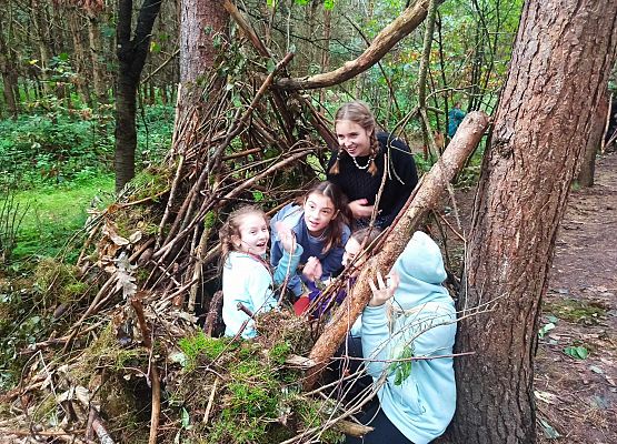 dziewczynki w szałasie