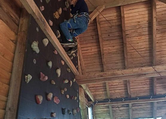 Bartek na ściance do wspinaczki