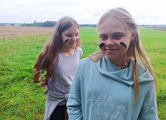 Wiktoria i Oliwia z pomalowanymi twarzami