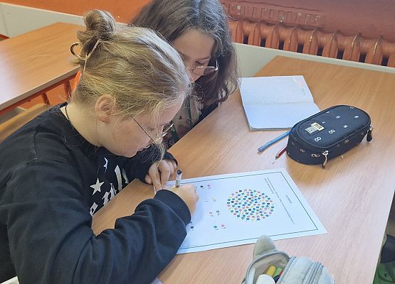 Grafika 6: Dzień Kropki na matematyce oraz realizacja jednego z zadań projektu "(Nie)zwykła matematyka".