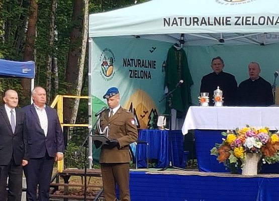 żołnierz czyta apel poległych