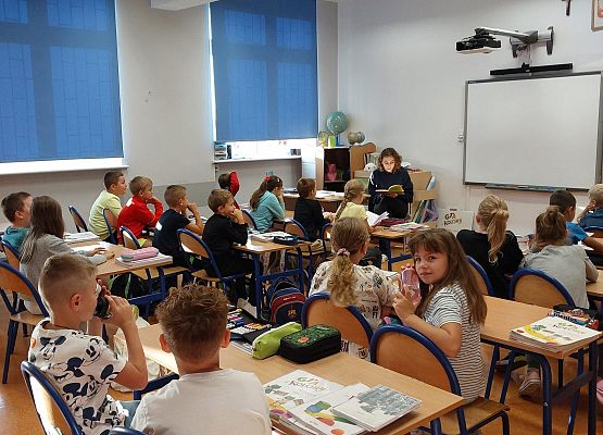 Julia czyta w klasie drugiej