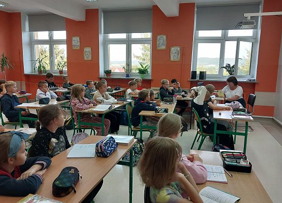 Pani Bożena czyta klasie czwartej