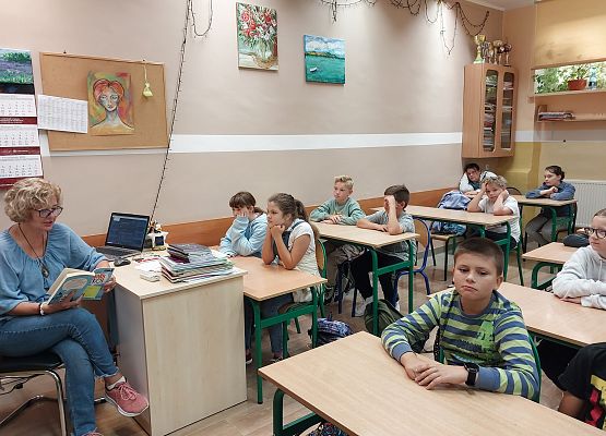 Pani Małgosia czyta klasie piątej