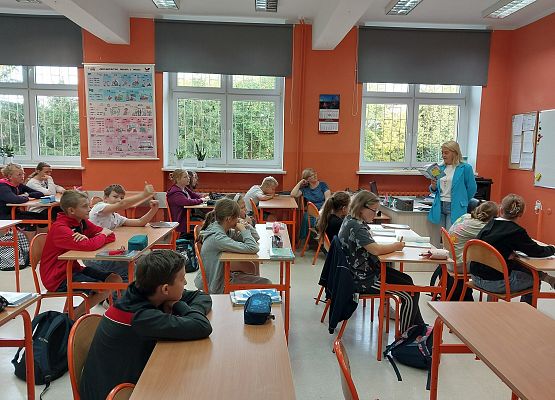 Pani Renata czyta klasie piątej