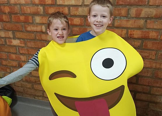 Cezary Przybysz i Oliwier Kolasa z 1a w emotce.