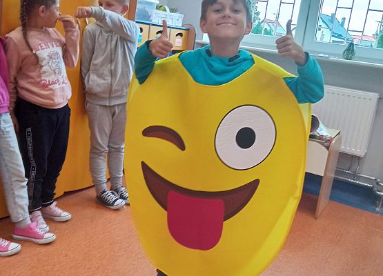 Dawid Dąbrowski z 2a w emotce uśmiechniętej buźki.