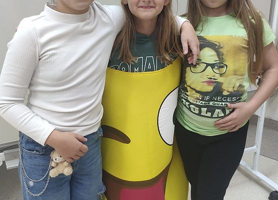 Maja Mikołajczyk, Kornelia Krawczyk i Blanka Gaffke z 3a w emotce.