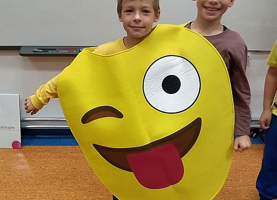 Nikodem Kierznikiewicz i Nikodem Domarus z 2b w emotce.