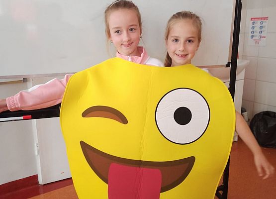 Oliwia Roszczyńska i Amelia Sobczak z 1a w emotce.