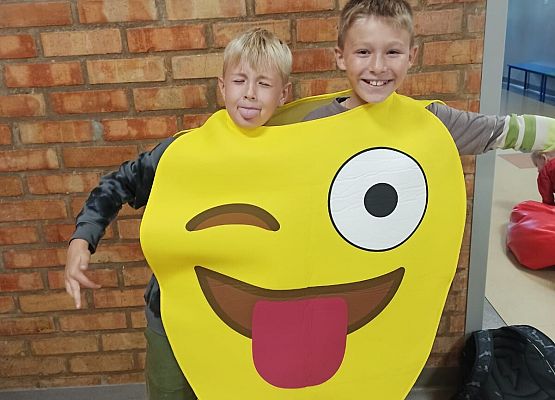 Tymon Ptaszek i Maksiu Kobiela z 4b w emotce.