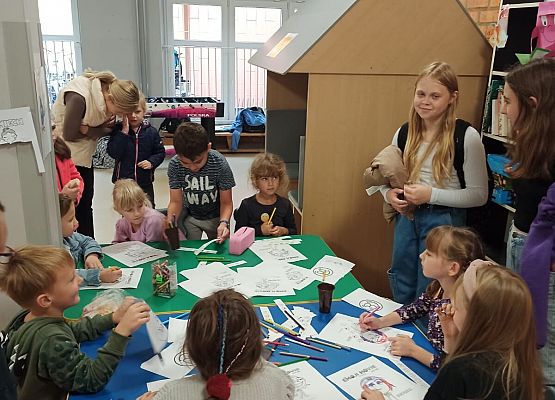 Uczniowie podczas przerwy malują emotk