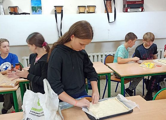 Alicja i Amelia Bednarek, Jan Marciniak, Olek Ruszewski, Czarek Terman w trakcie przygotowywania pizzy_