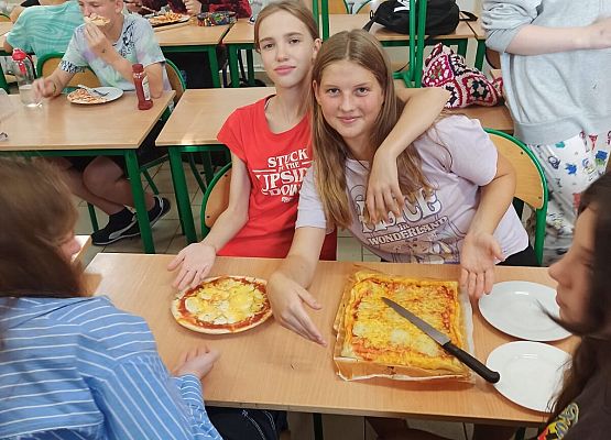 Anastazja Domarus, Alicja Syldatk, Adrian Jaskulka konsumują pizzę