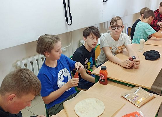 Fabian Koszałka, Jan Marciniak, Michał Tabaka, Kajetan Podhajski przygotowują pizzę