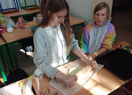 Maja Dziembowska, Maja Debert , Konstancja Lietzau wałkują pizzę