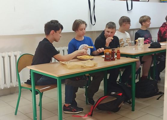 Michał Tabaka, Fabian Koszałka, Czarek Terman, Jan Marciniak, Kajetan Podhajski konsumują pizzę