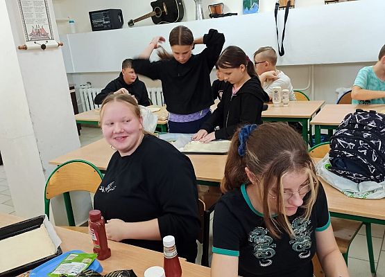 Przygotowywanie pizzy przez uczniów klasy 7a