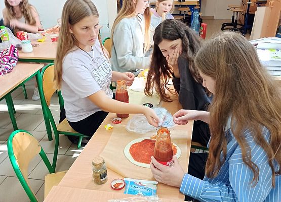 Przygotowywanie pizzy