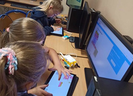 dziewcznki programują na tabletach