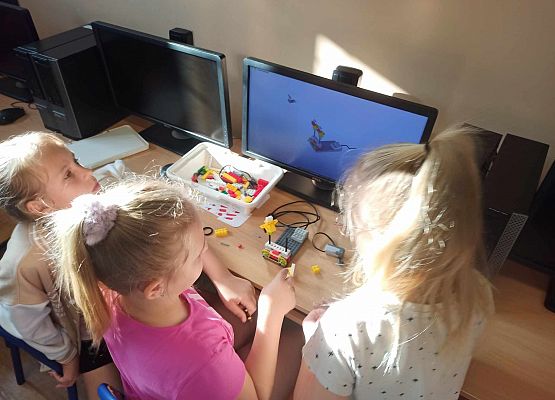 dziewczynki na zajęciach budują