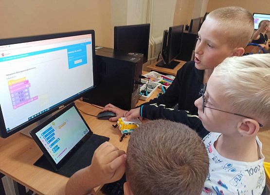 chłopcy programują na tablecie