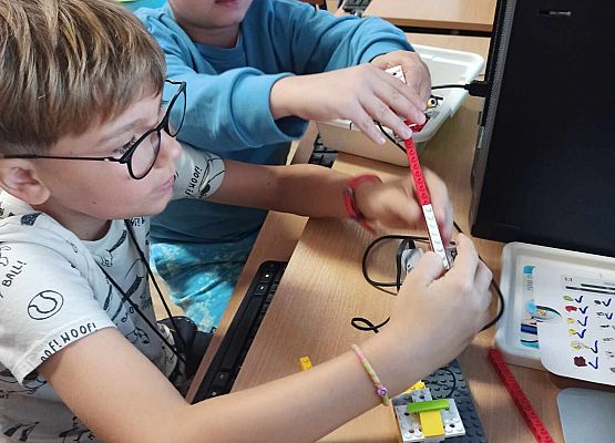 chłopcy budują z klocków Lego WeDo