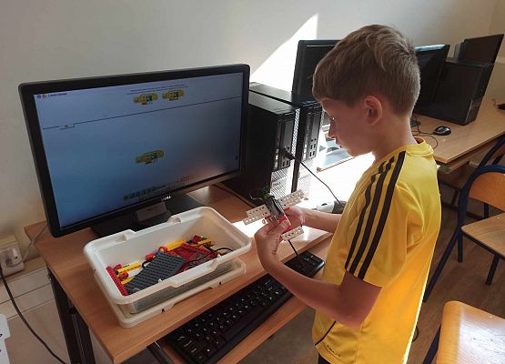 Stasiu buduje z klocków lego