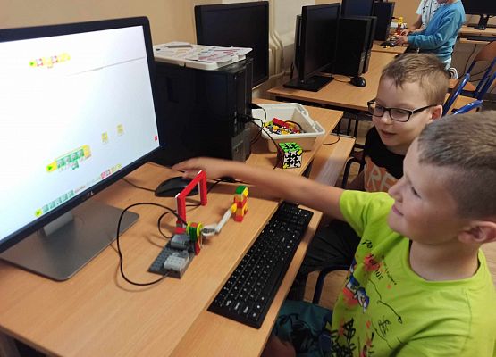 chłopcy z bramką z klocków lego