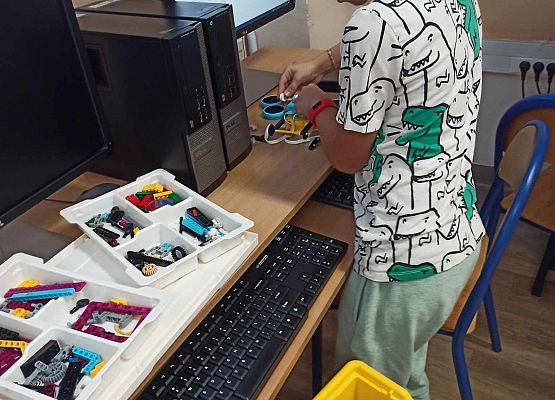 Chłopiec buduje z klockóe lego Spike Prime