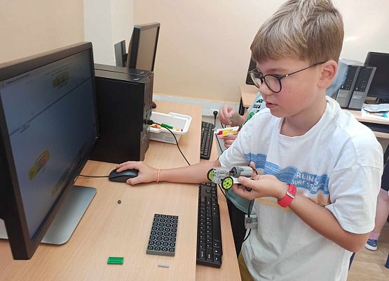 uczeń klasy 3 buduje z klocków