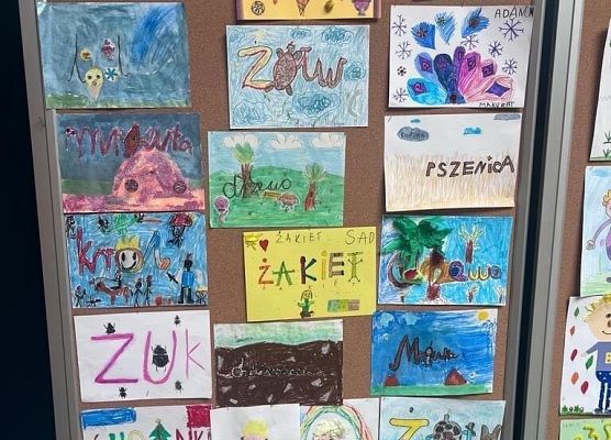 Tablica na ktorej wiszą prace plastyczne uczniów