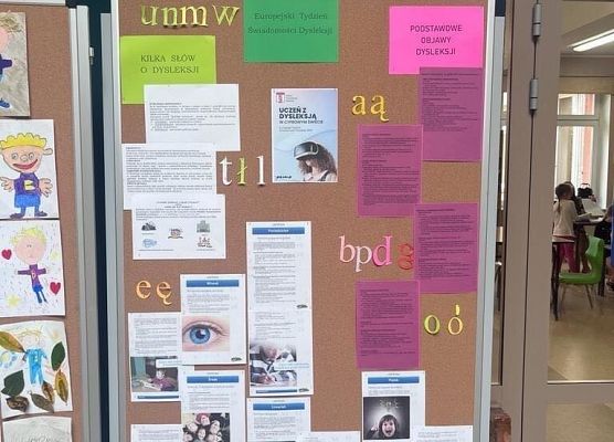 Tablica informacyjna na której są kolorowe kartki.