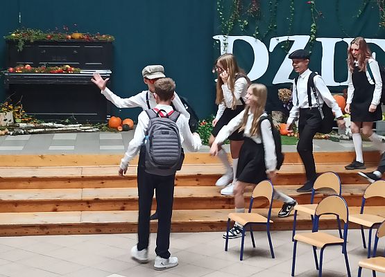 uczniowie idą do szkoły