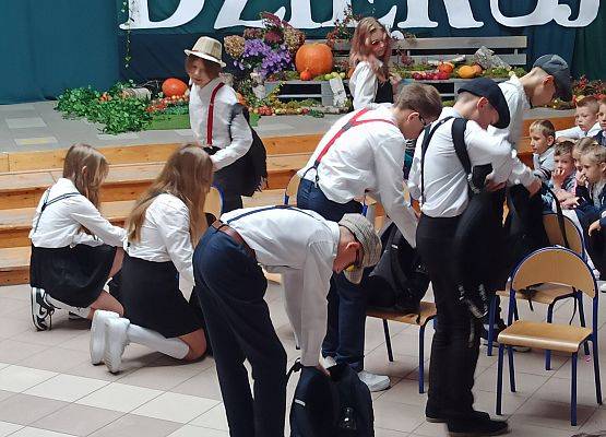 uczniowie się rozpakowują