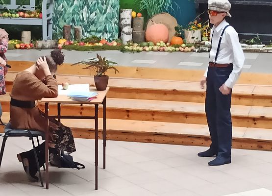 pani nauczycielka łapie się za głowę