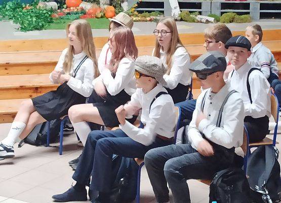 uczniowie idą na przerwę