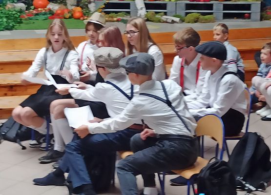 nauczycielka rozdała sprawdziany