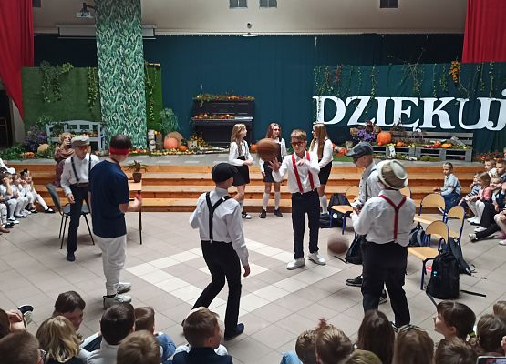 uczniowie ćwiczą na wf