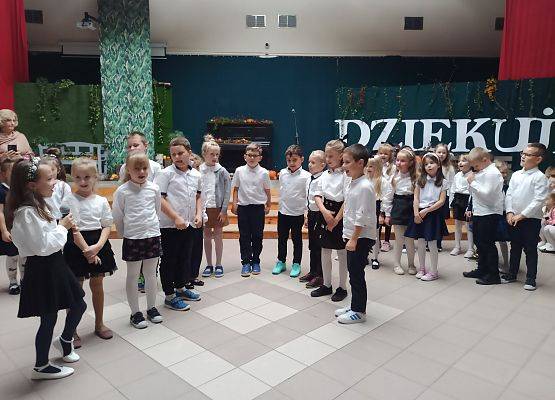 uczniowie klas 1 podczas występu