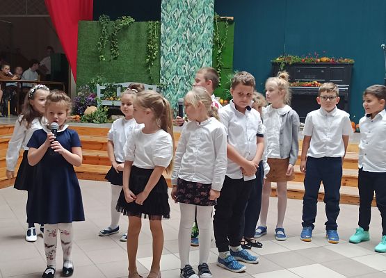 uczniowie klas 1 występują