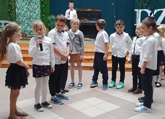 występ klas 1 podczas apelu