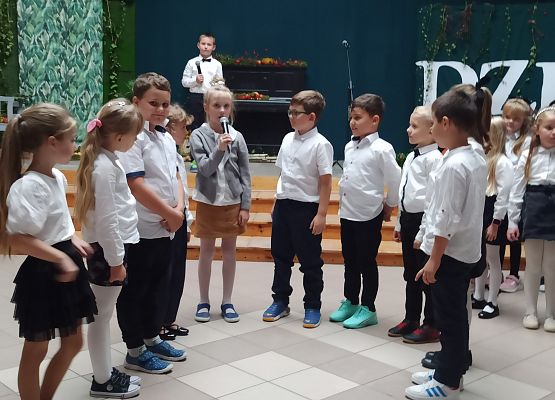 dziewczynka mówi do mikrofonu