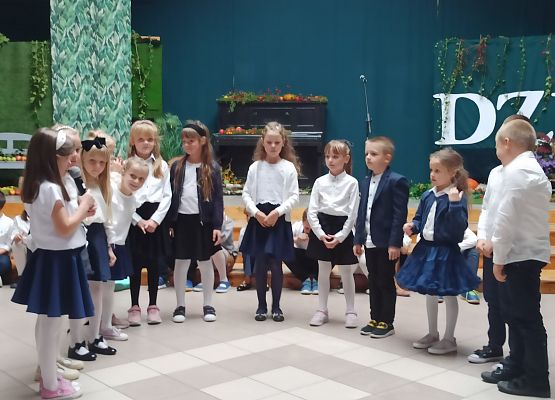 uczniowie stoją i mówią do mikrofonu