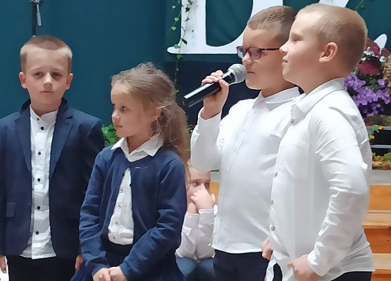 chłopiec mówi do mikrofonu