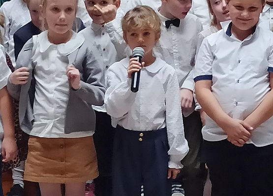 uczniowie klas 1 podczas piosenki